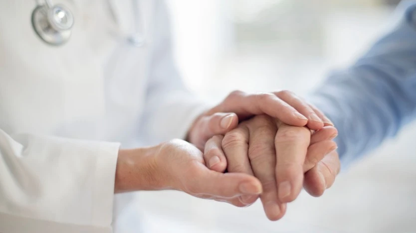 Image d'un médecin examinant la main d'un patient atteint de la maladie de Dupuytren.