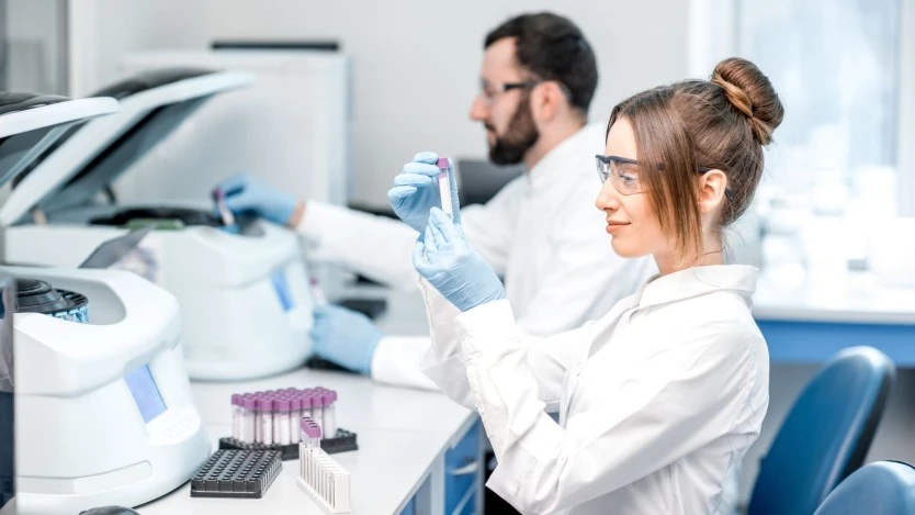 Technicien de laboratoire examinant un échantillon