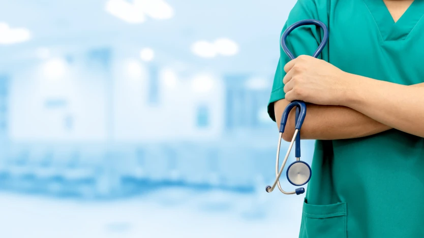 Image d'un médecin tenant un stéthoscope