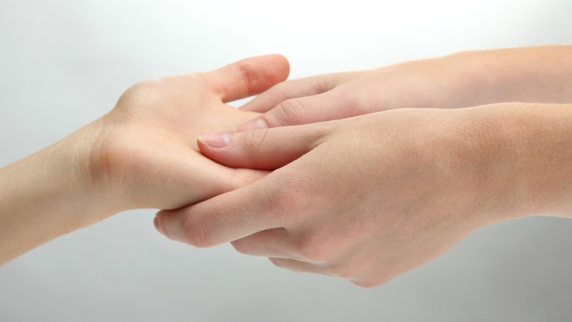 Image d'un médecin examinant la main d'un patient atteint de la maladie de Dupuytren.