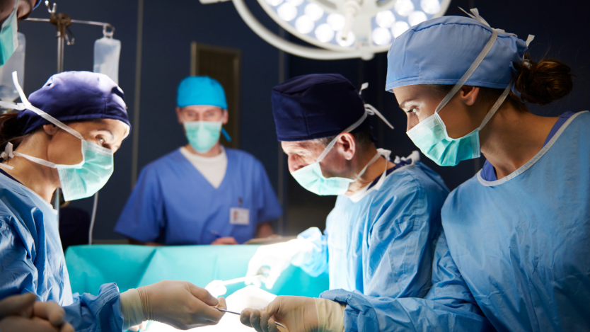 chirurgiens pratiquant une opération chirurgicale sur un patient