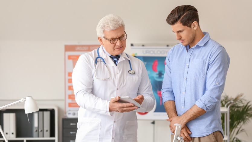 Médecin avec patient en consultation évaluant des résultats