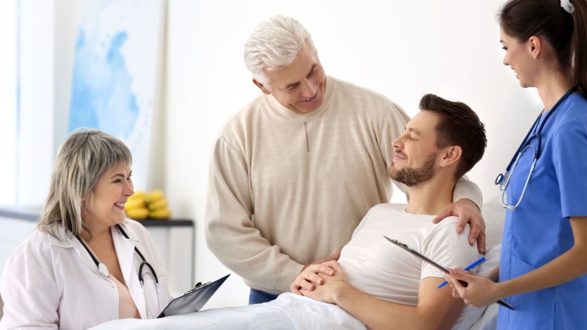 Jeune patient alité à l'hôpital, en convalescence après une opération chirurgicale.