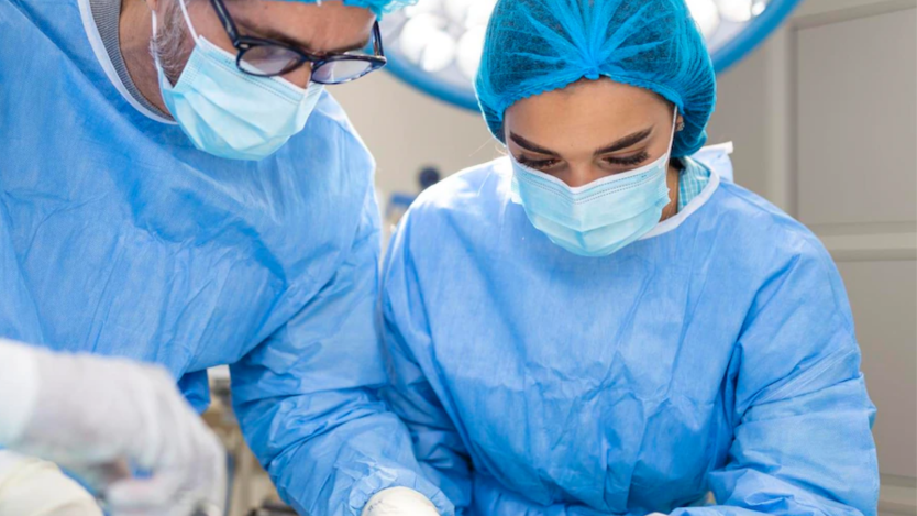 image d'une chirurgienne portant un masque chirurgical