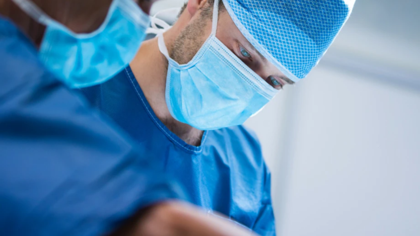 Image d'un chirurgien portant un masque chirurgical