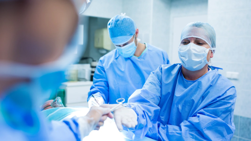 Chirurgienne pratiquant une intervention chirurgicale
