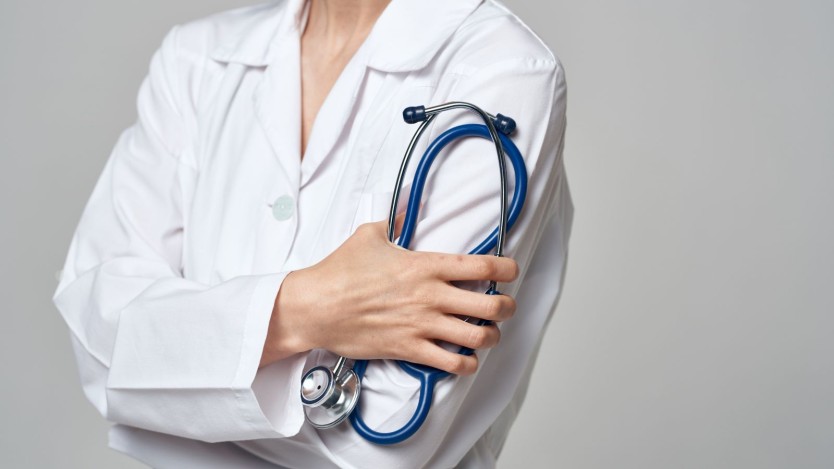 Un proctologue tenant un stéthoscope dans sa main