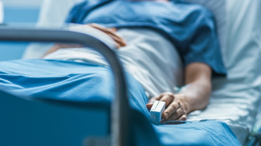 Patient alité en convalescence après une opération de hernie