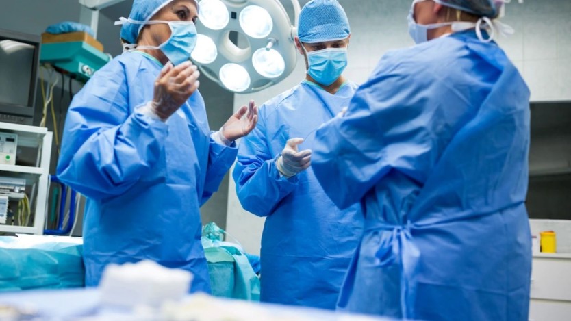 Groupe de chirurgiens se préparant pour une opération chirurgicale