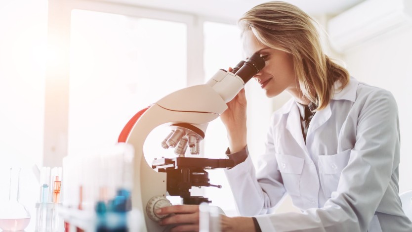 Technicien de laboratoire examinant un échantillon